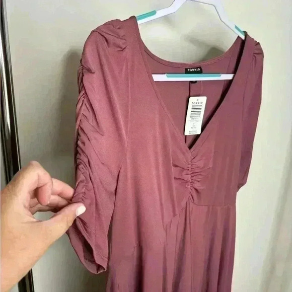 NWT TORRID Light purple Dress with cinched sleeves and V neck front. - Picture 2 of 6